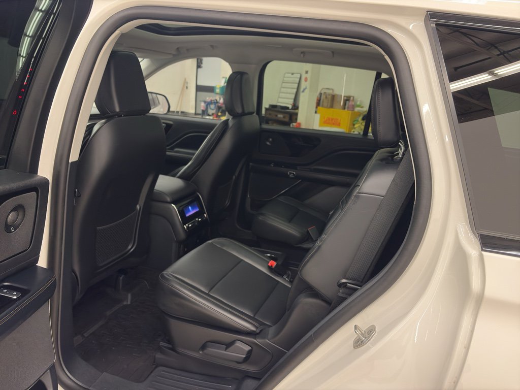 Used 2025 Lincoln Aviator AWD w/ Jet Appearance Package image 16