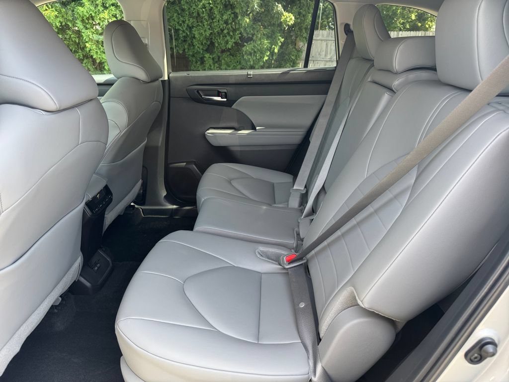Used 2024 Toyota Highlander XLE AWD/4WD image 19