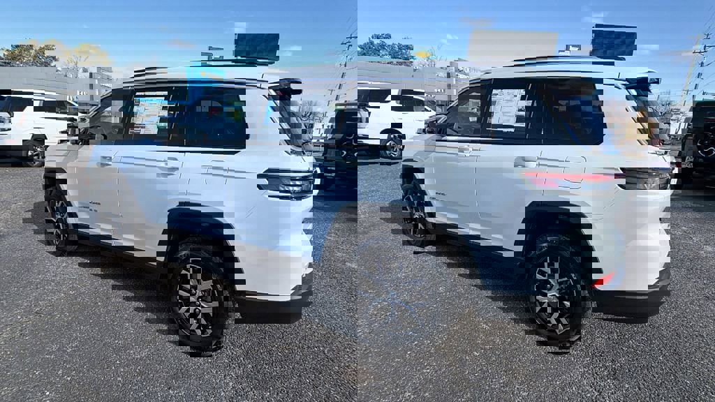 Used 2023 Jeep Grand Cherokee L Limited w/ Luxury Tech Group II image 8