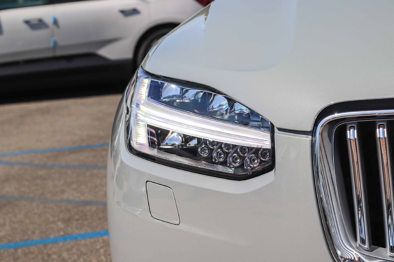 Used 2025 Volvo XC90 T8 Ultra w/ Protection Package Premier AWD/4WD image 12