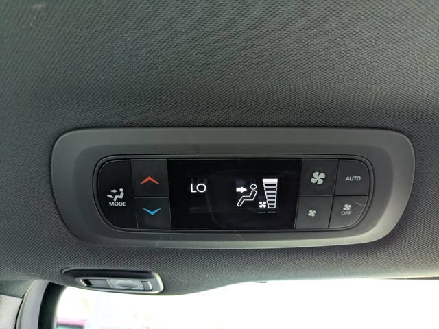 Used 2025 Chrysler Pacifica Limited FWD image 29
