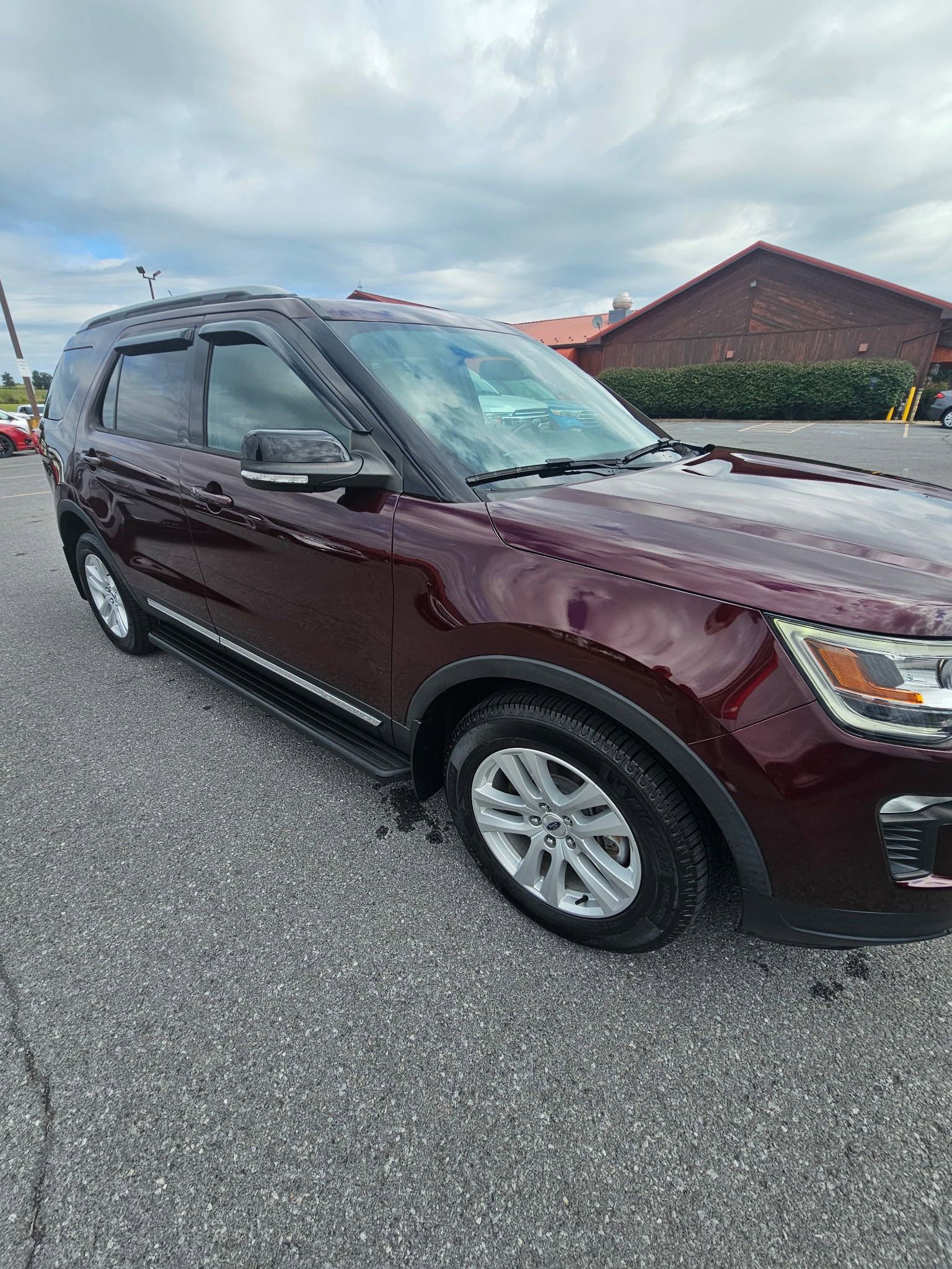 Used 2018 Ford Explorer XLT w/ Equipment Group 202A image 9