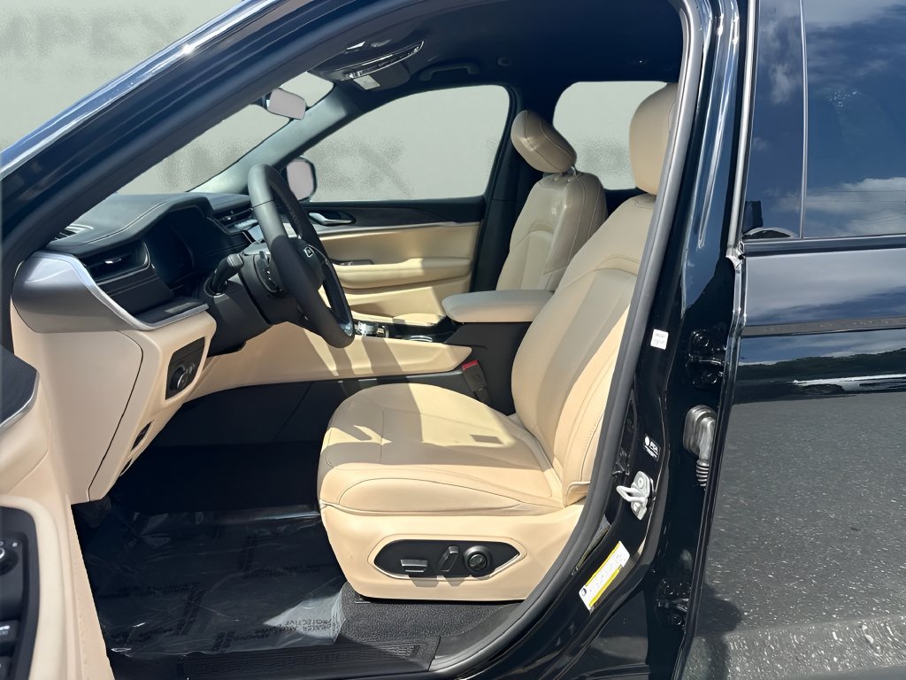 Used 2025 Jeep Grand Cherokee Limited AWD/4WD image 5