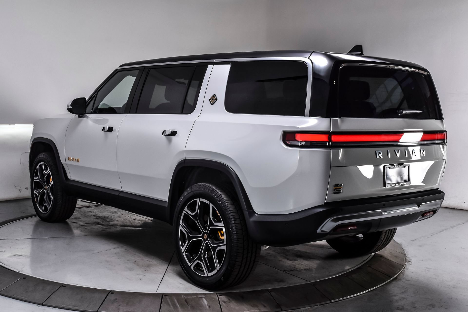 Used 2024 Rivian R1S Adventure AWD/4WD image 4