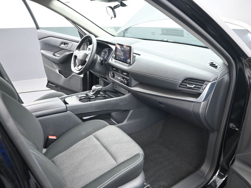 Used 2025 Nissan Rogue SV image 25