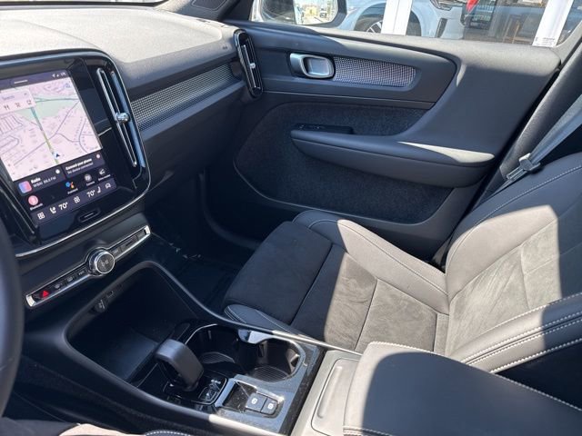 Certified 2025 Volvo XC40 B5 Plus image 24