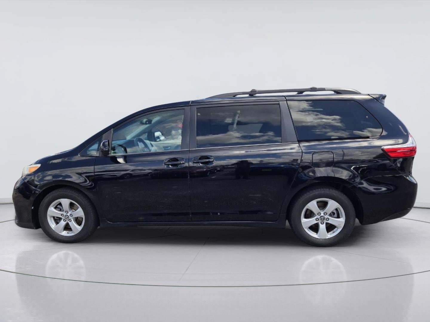Used 2018 Toyota Sienna LE FWD image 4
