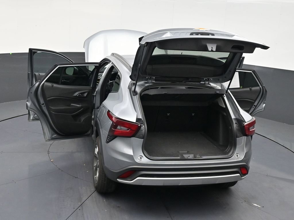 Used 2024 Chevrolet Trax LT w/ Driver Confidence Package FWD image 32