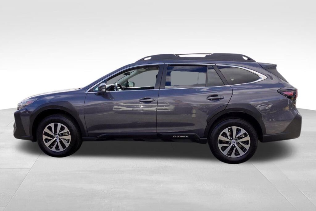 Used 2023 Subaru Outback Premium image 7