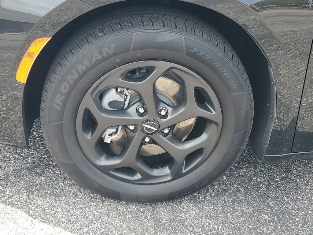 Used 2024 Chrysler Pacifica Premium image 35