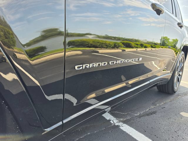 Used 2023 Jeep Grand Cherokee Overland AWD/4WD image 12