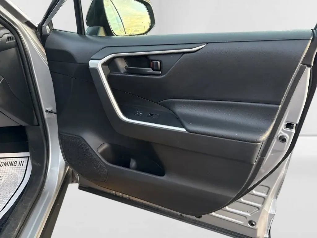 Used 2022 Toyota RAV4 LE image 13