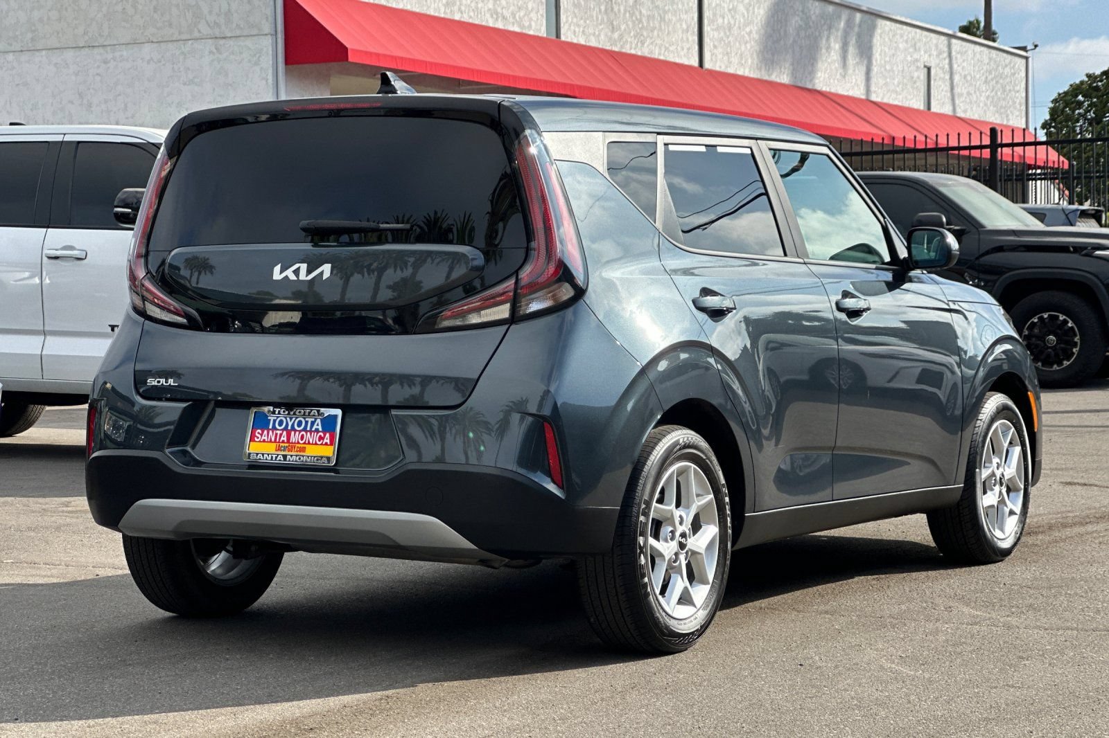 Used 2025 Kia Soul LX w/ LX Technology Package FWD image 4