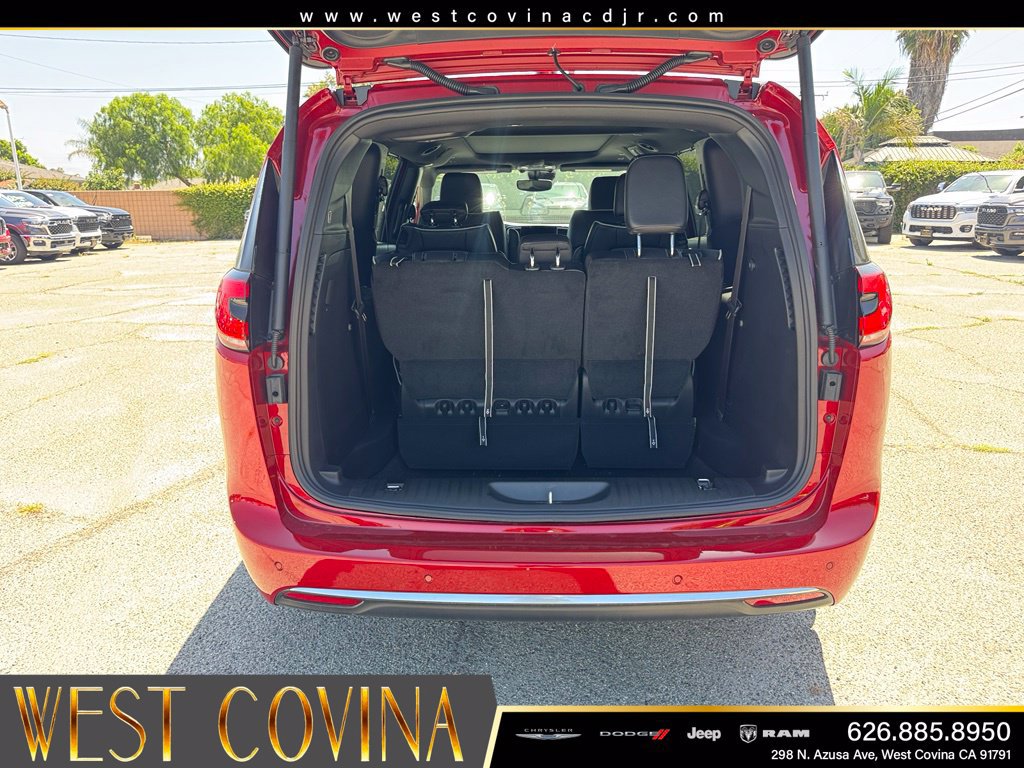 New 2027 Chrysler Pacifica Limited FWD image 12