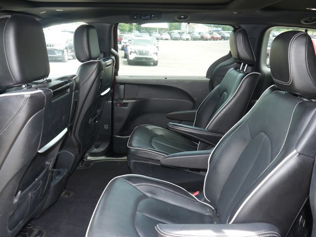 Used 2022 Chrysler Pacifica Limited w/ Uconnect Theater Family Group FWD image 24