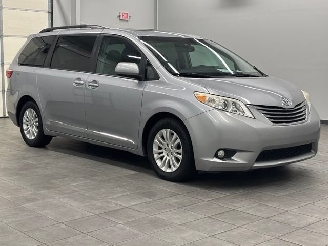 Used 2015 Toyota Sienna XLE w/ XLE Navigation Package FWD image 1