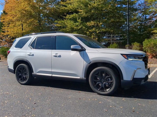 New 2025 Honda Pilot Touring image 2