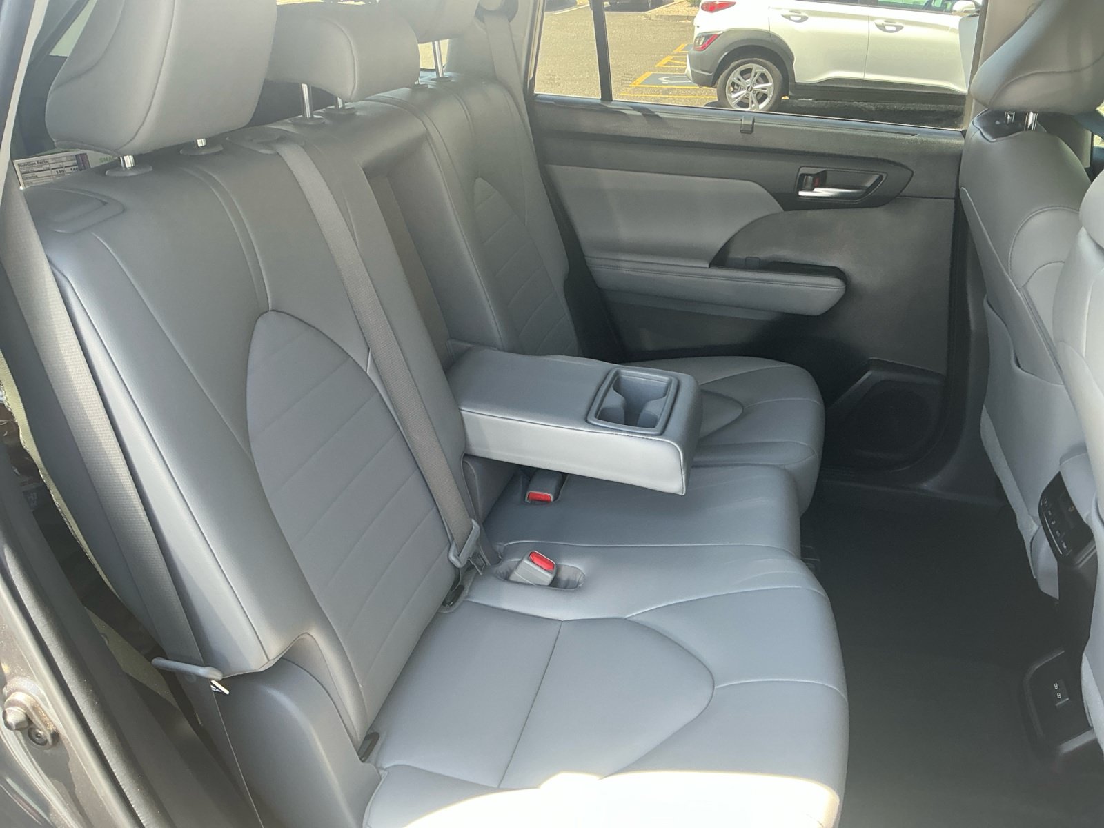 Used 2022 Toyota Highlander XLE AWD/4WD image 7