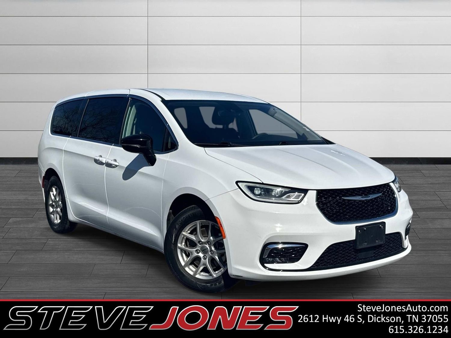 Used 2024 Chrysler Pacifica Touring-L image 1