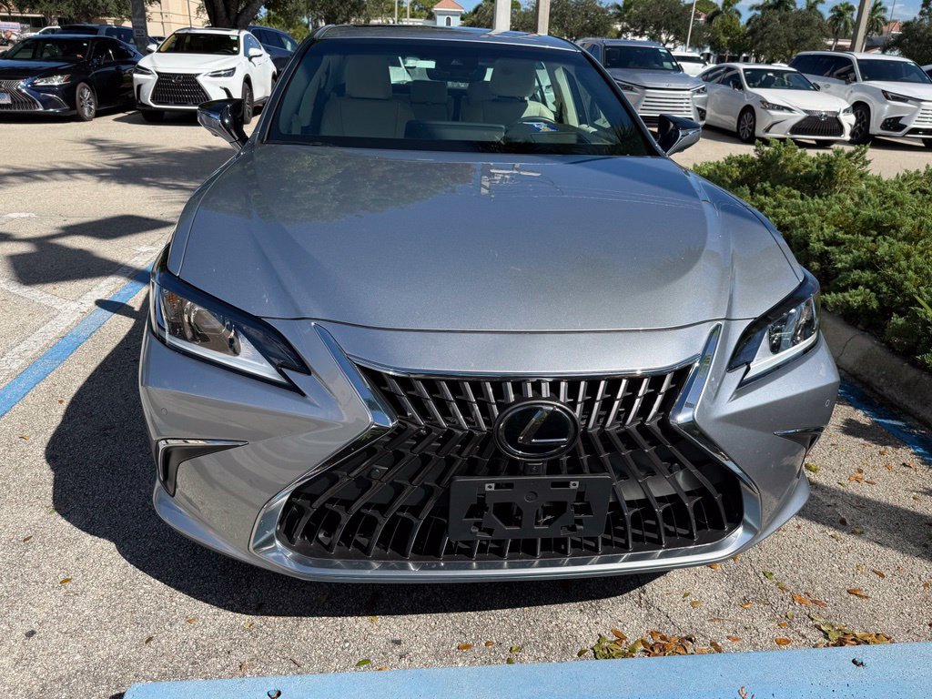 Used 2024 Lexus ES 300h w/ Technology Package FWD image 2