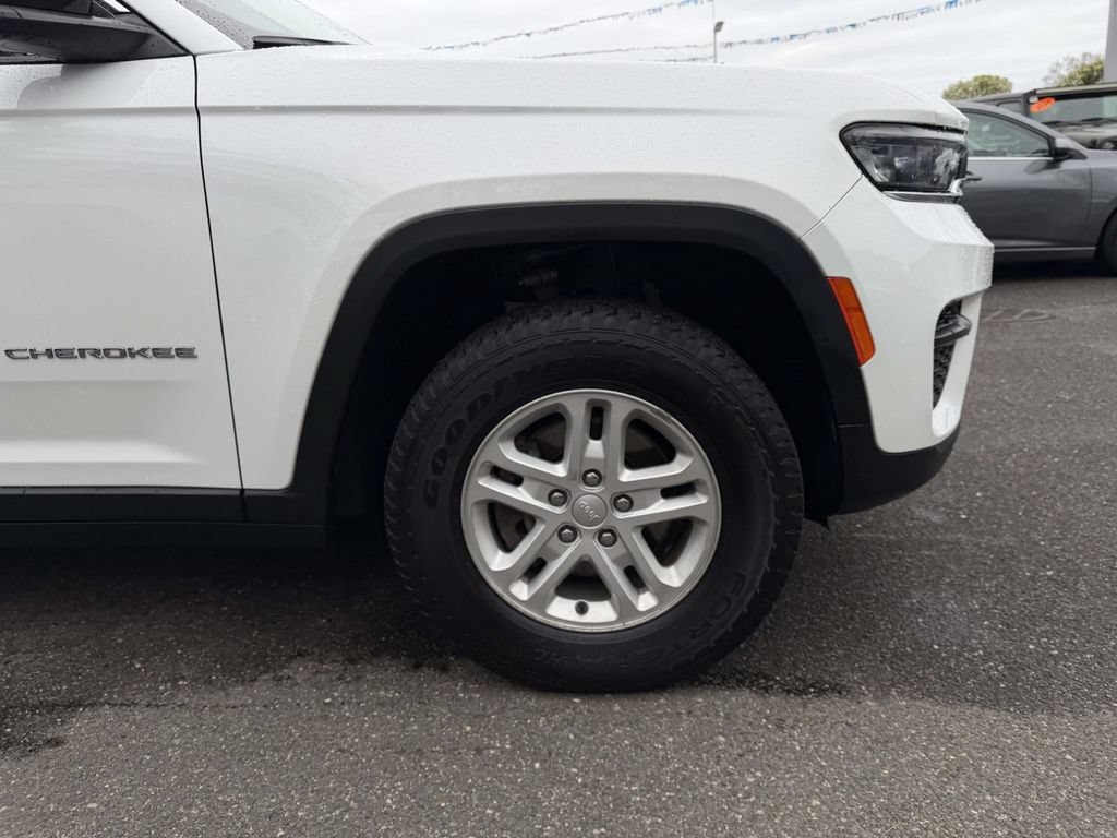 Certified 2023 Jeep Grand Cherokee Laredo AWD/4WD image 13