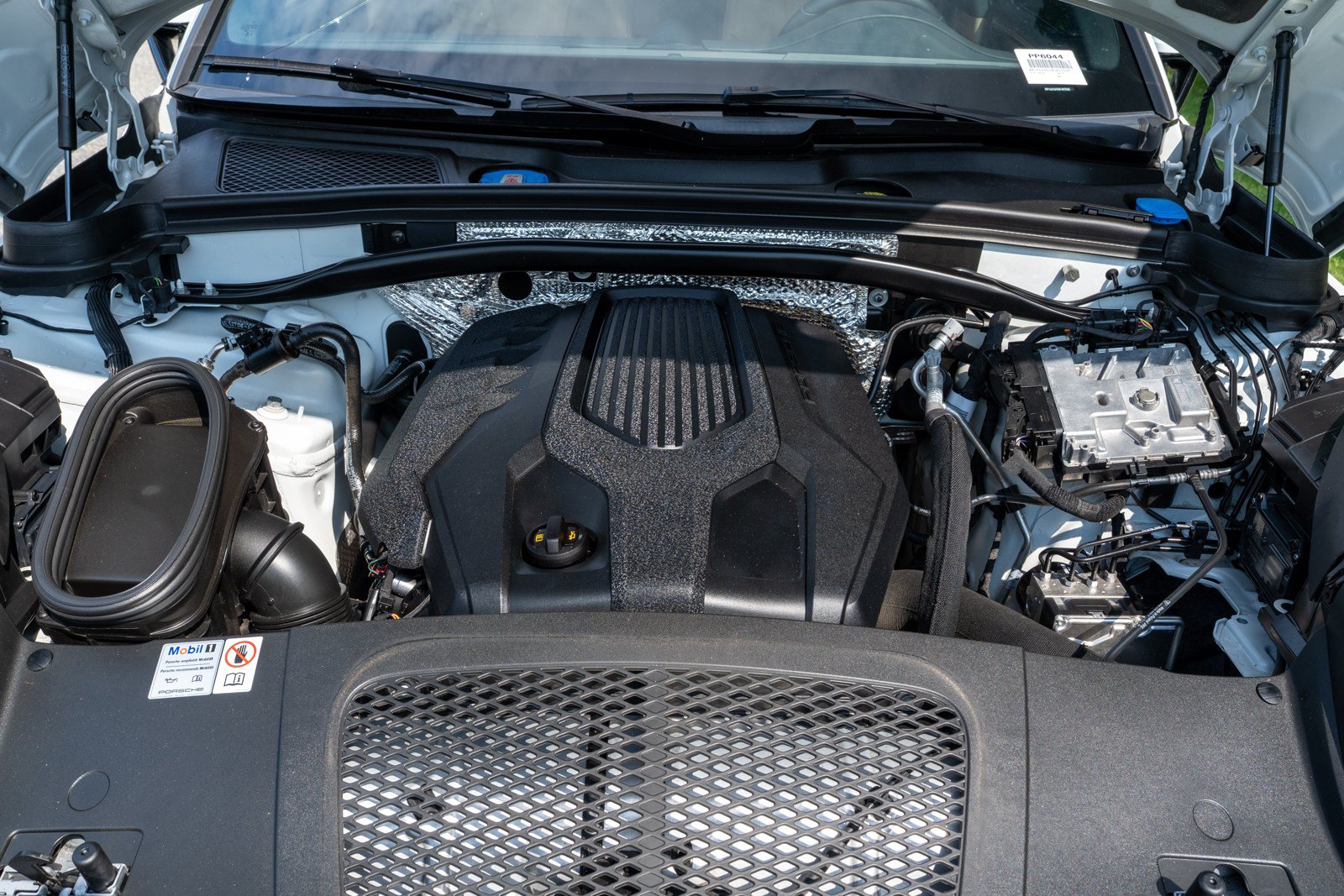 Certified 2024 Porsche Macan AWD/4WD image 17
