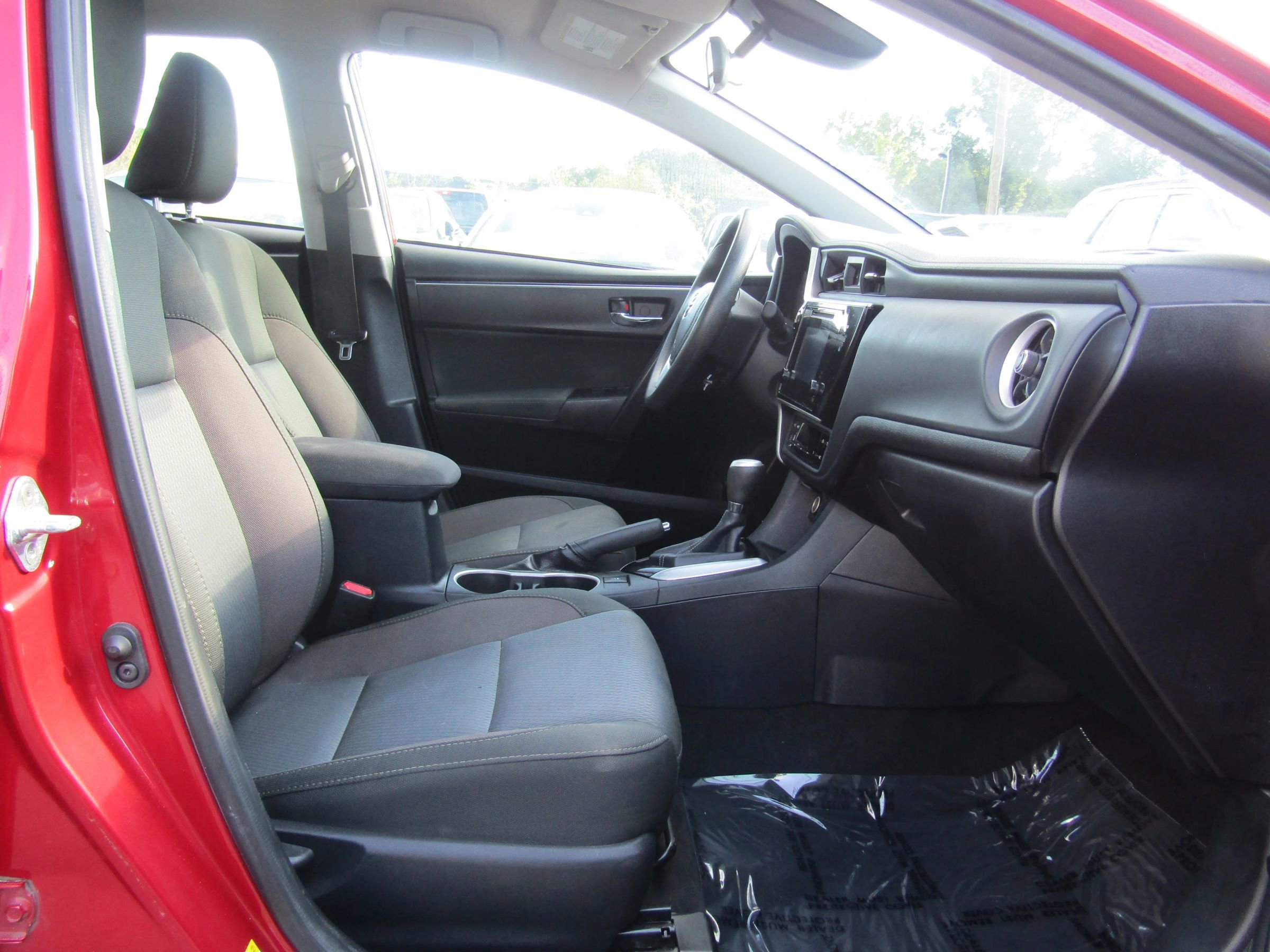 Used 2017 Toyota Corolla LE image 10