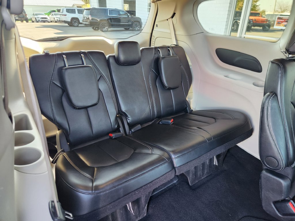 Used 2024 Chrysler Pacifica Touring-L FWD image 13