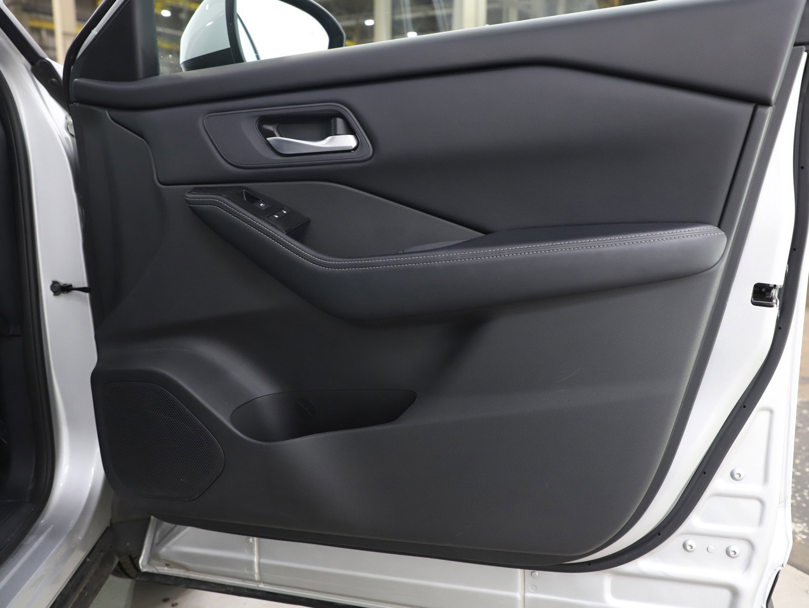 Used 2025 Nissan Rogue SV image 9