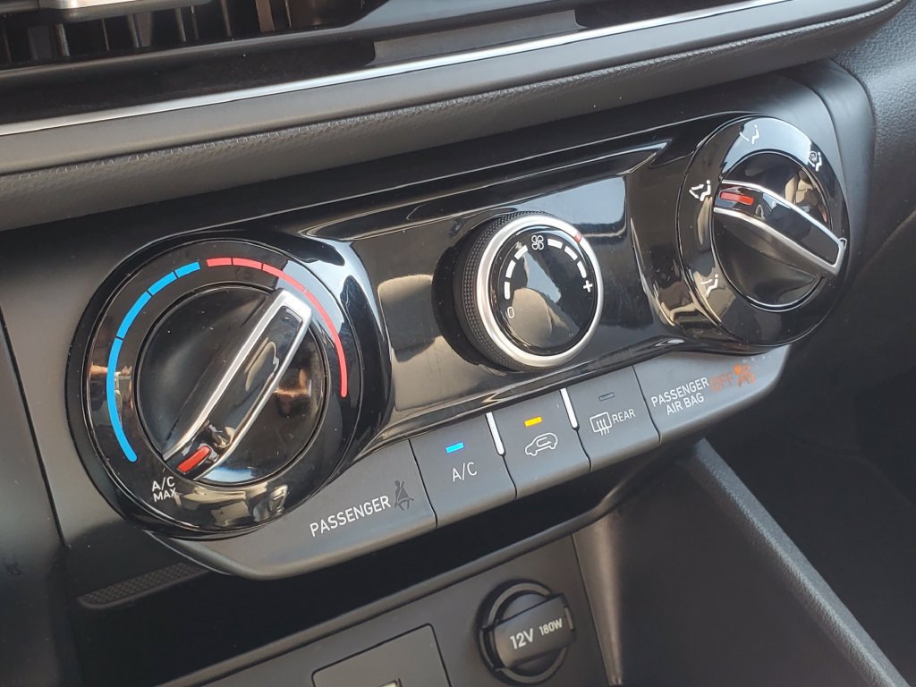 Used 2022 Hyundai Kona SE AWD/4WD image 16