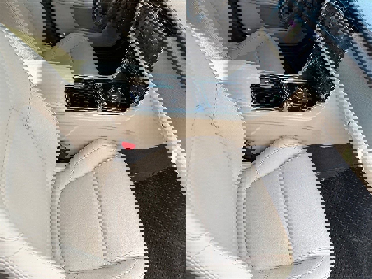 Used 2017 Jaguar XF Premium image 12