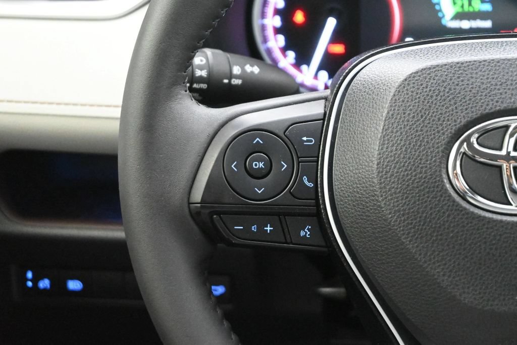 Used 2020 Toyota RAV4 Limited FWD image 7