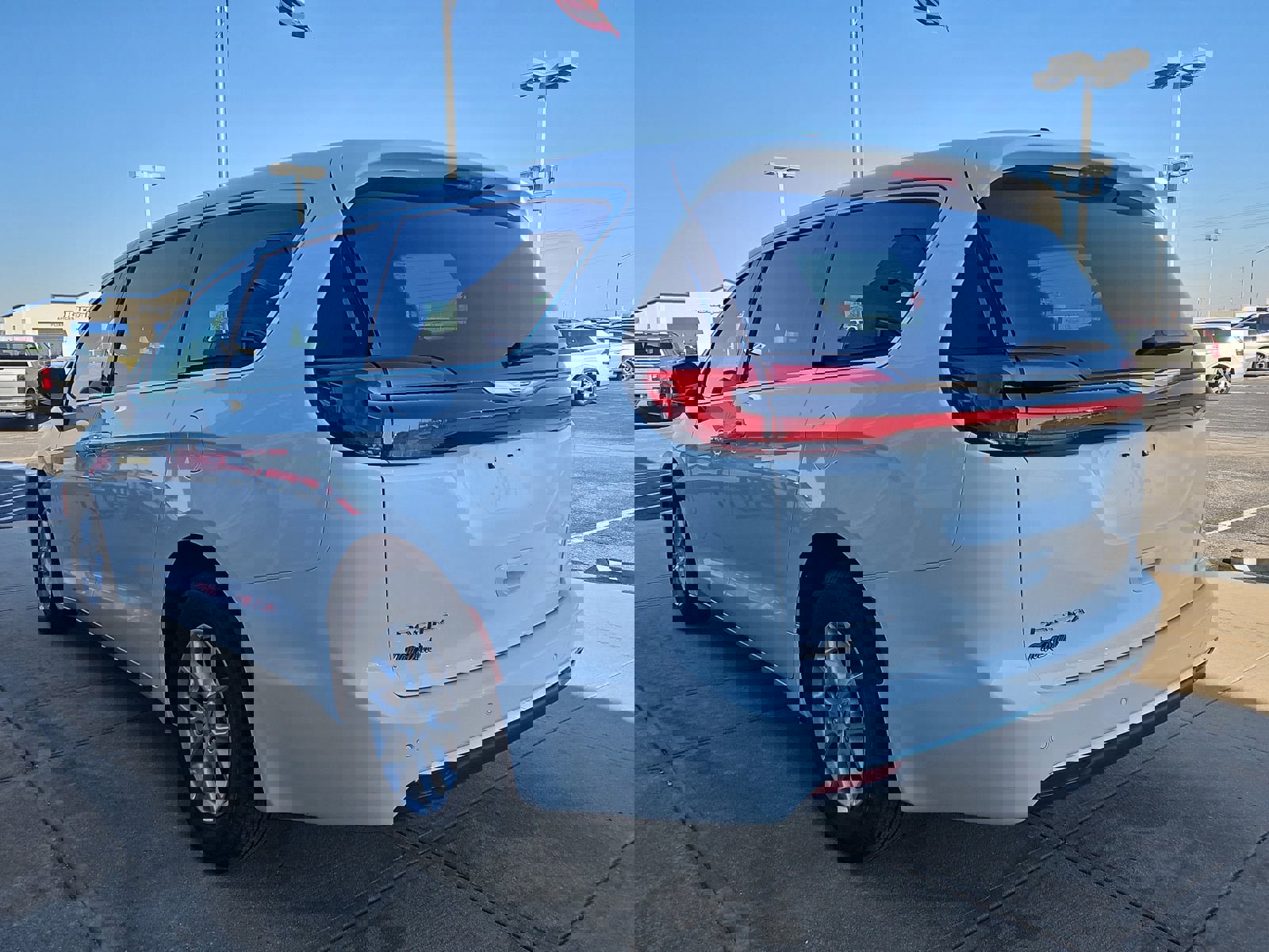 Used 2025 Chrysler Pacifica Select image 3