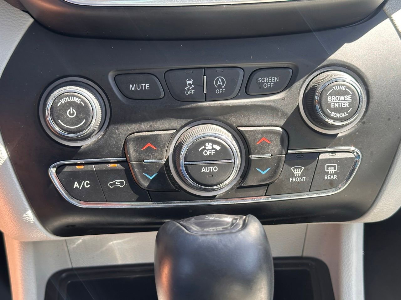 Used 2020 Jeep Cherokee Limited w/ Technology Group image 34