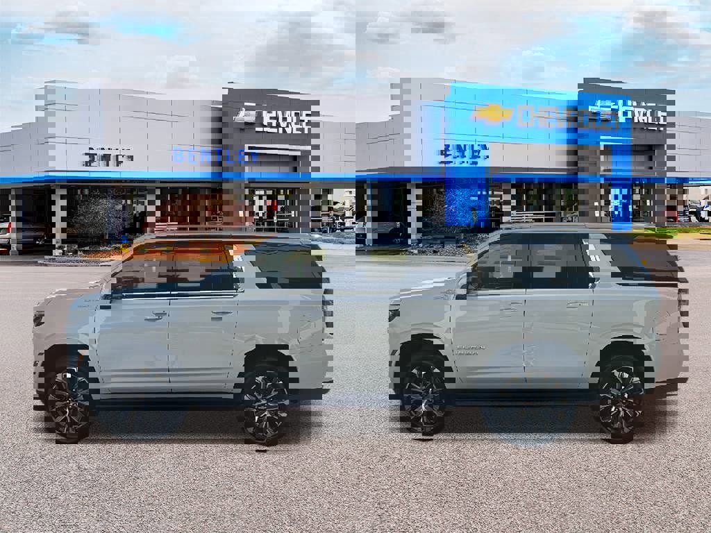 New 2026 Chevrolet Suburban High Country image 2