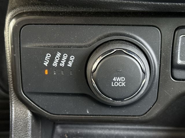 Used 2023 Jeep Renegade Latitude AWD/4WD image 20