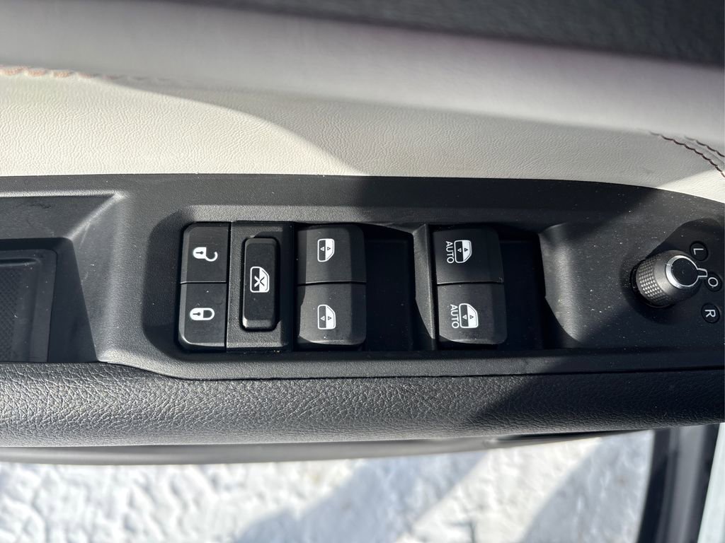 Used 2025 Jeep Compass Limited image 31