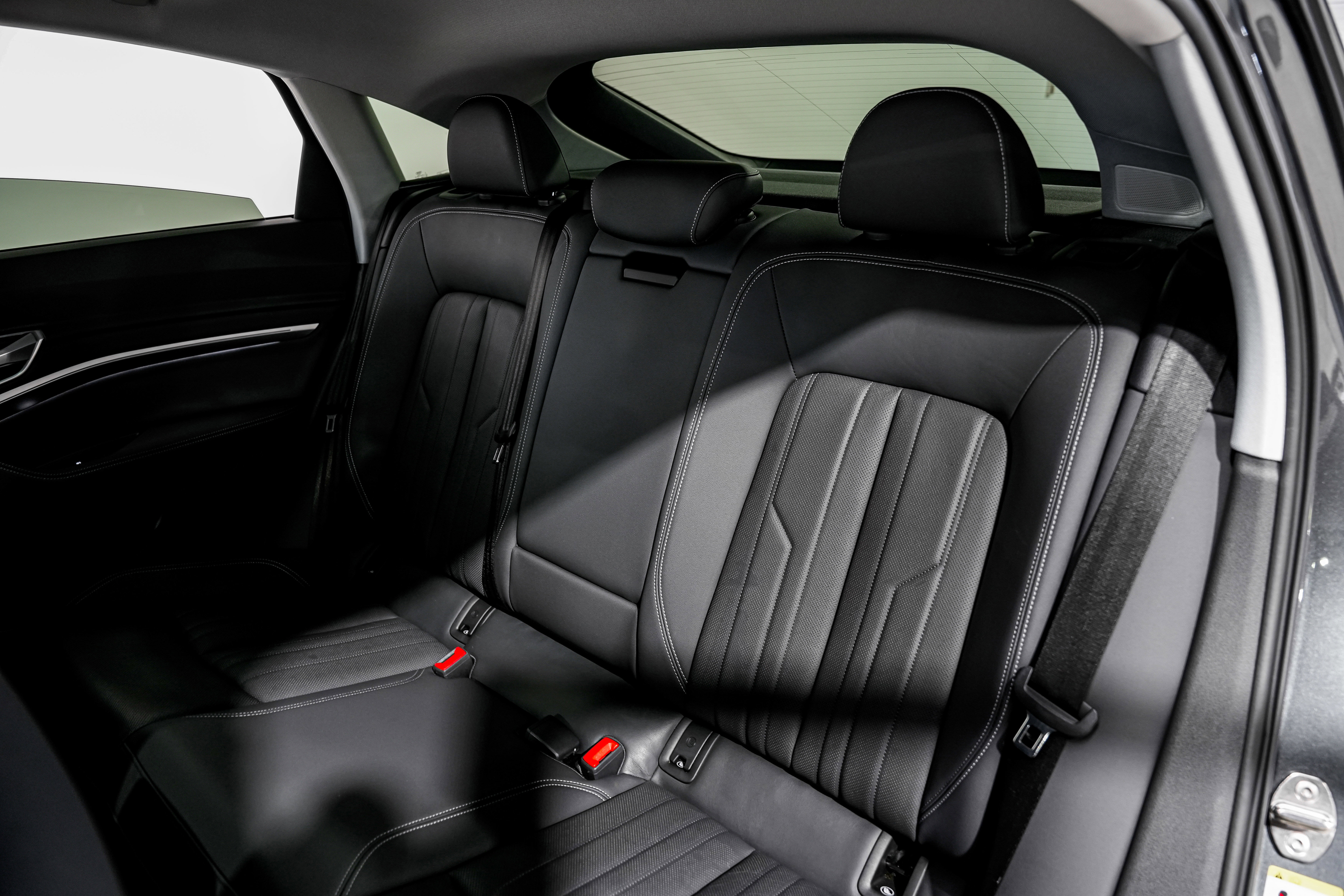 Used 2021 Audi e-tron Premium Plus w/ Premium Plus Package AWD/4WD image 37