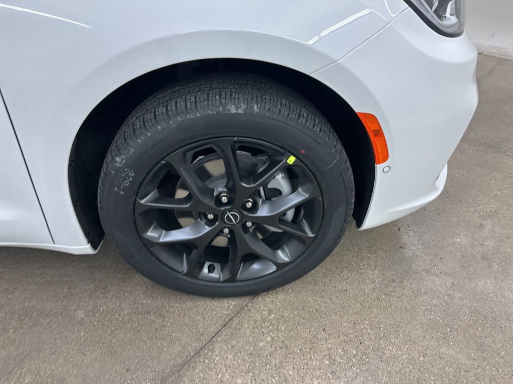 New 2026 Chrysler Pacifica Limited w/ S Appearance Package image 13