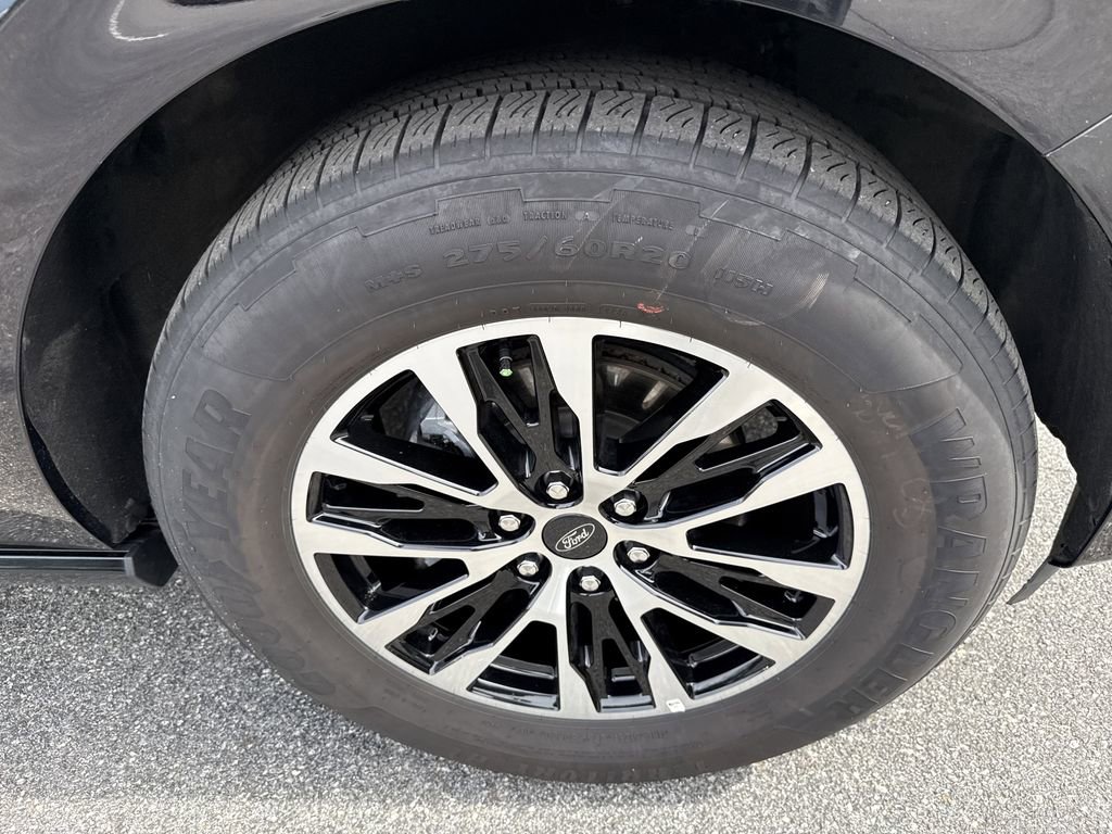 Used 2025 Ford Expedition Platinum AWD/4WD image 12