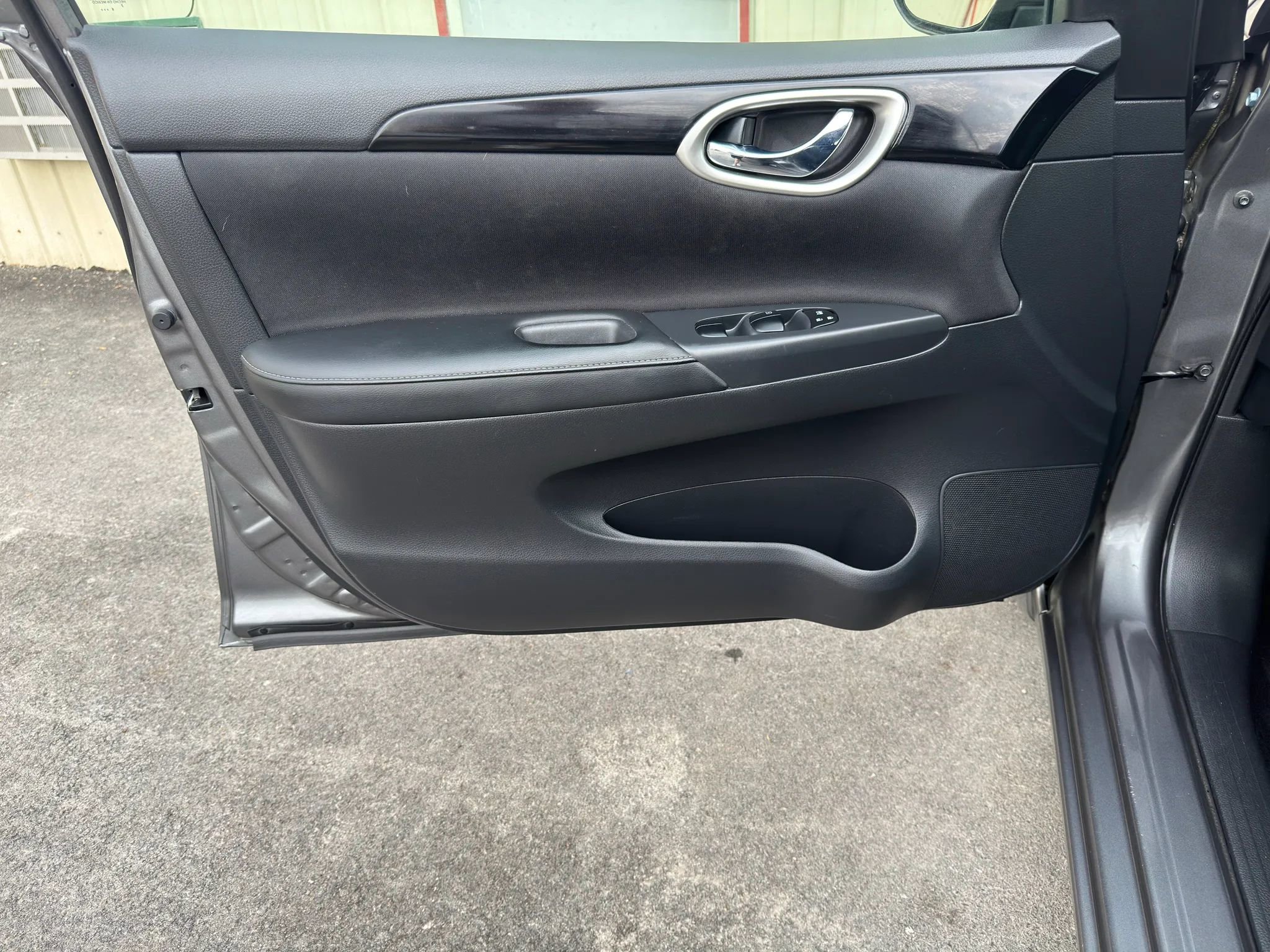 Used 2019 Nissan Sentra SV image 2