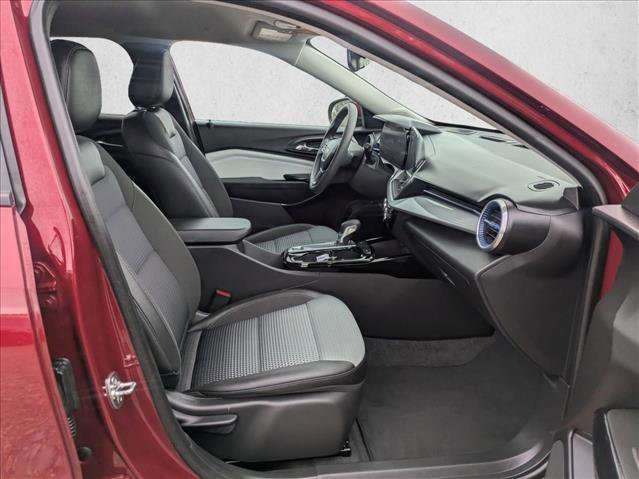 Used 2025 Chevrolet Trax LT FWD image 25