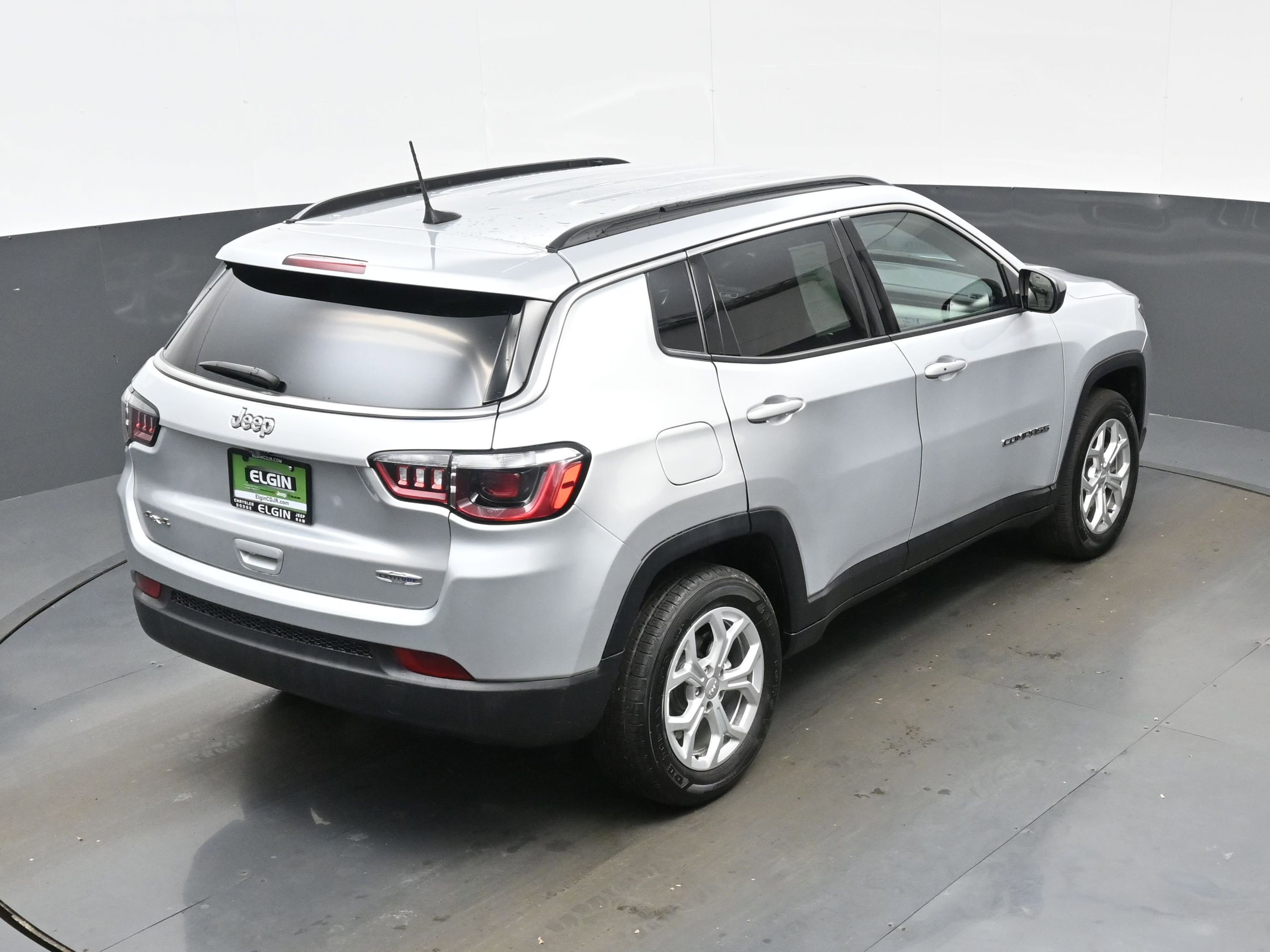 Used 2024 Jeep Compass Latitude AWD/4WD image 32