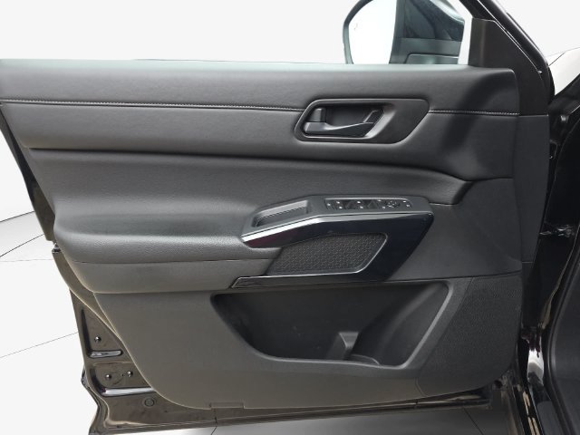 Used 2025 Nissan Pathfinder S FWD image 26