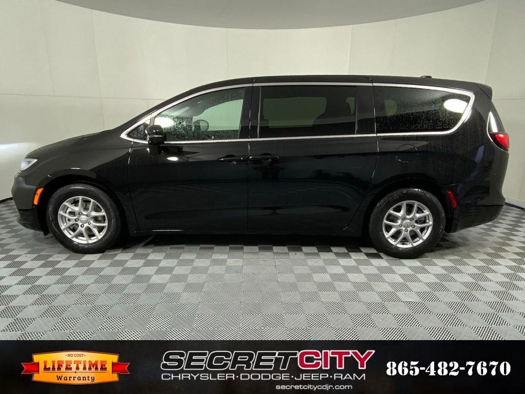 New 2026 Chrysler Pacifica Select image 4