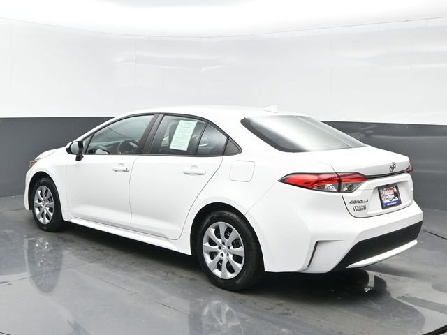 Used 2022 Toyota Corolla LE image 3