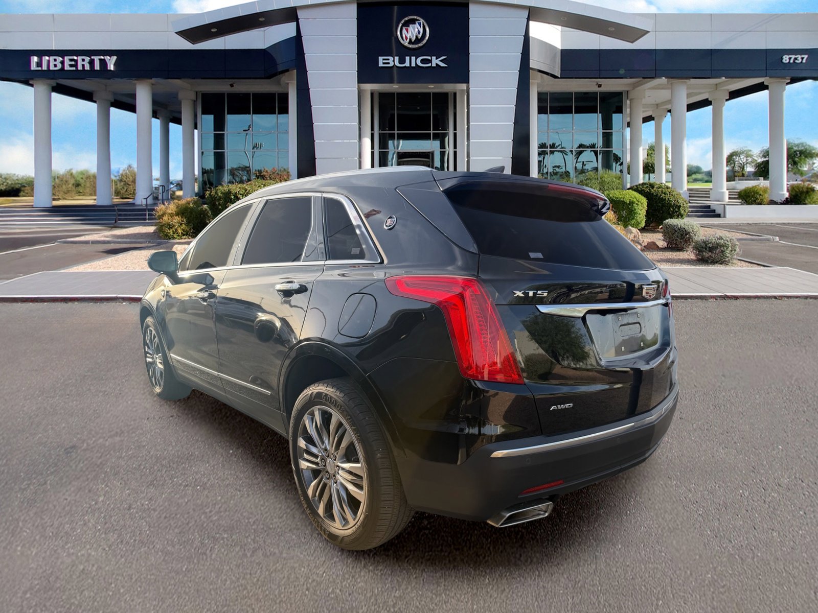 Used 2018 Cadillac XT5 Premium Luxury w/ LPO, Wheel Lock Package AWD/4WD image 3