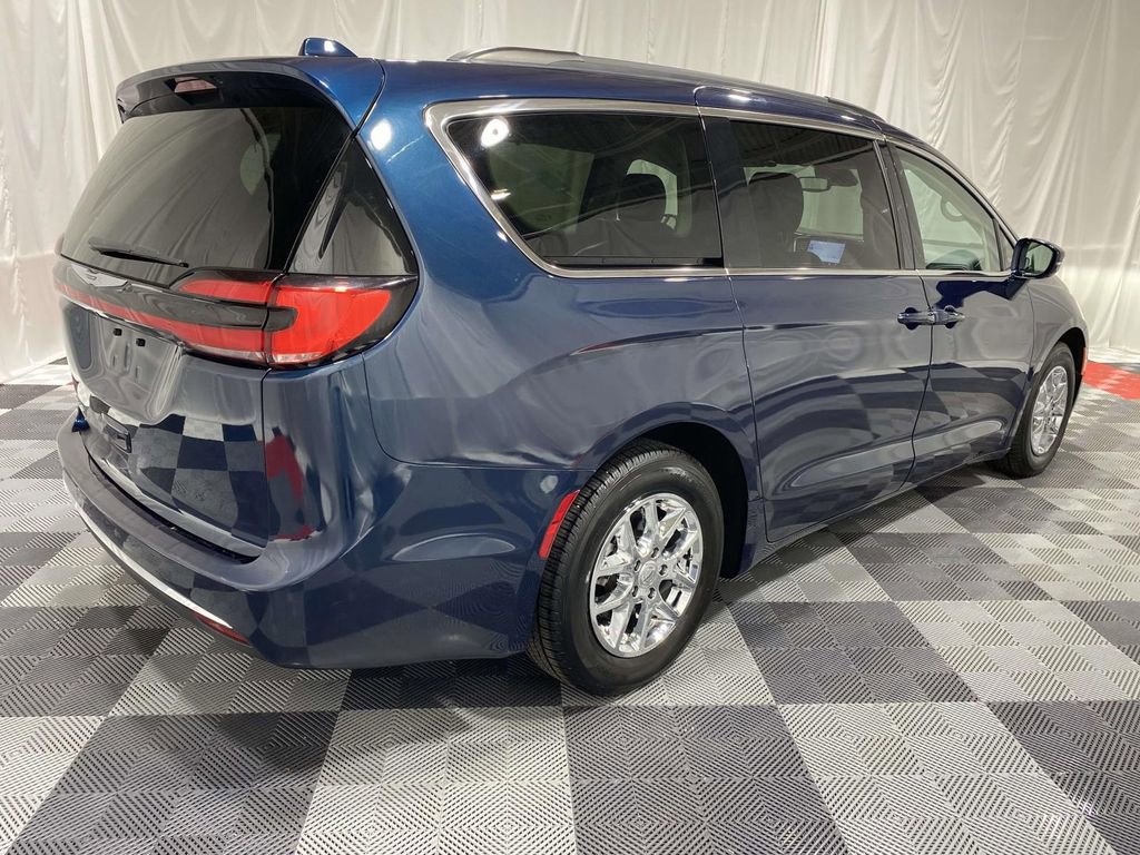 Used 2022 Chrysler Pacifica Touring-L FWD image 4
