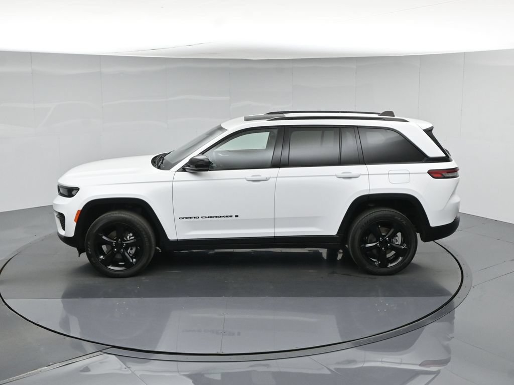 Used 2023 Jeep Grand Cherokee Laredo AWD/4WD image 47