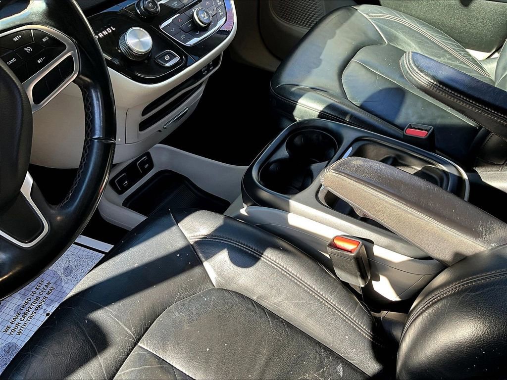 Used 2017 Chrysler Pacifica Touring-L image 12